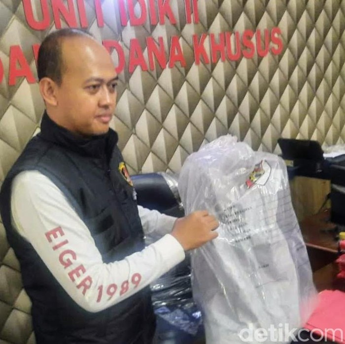Kasat Reskrim Situbondo bersama BB handak mercon