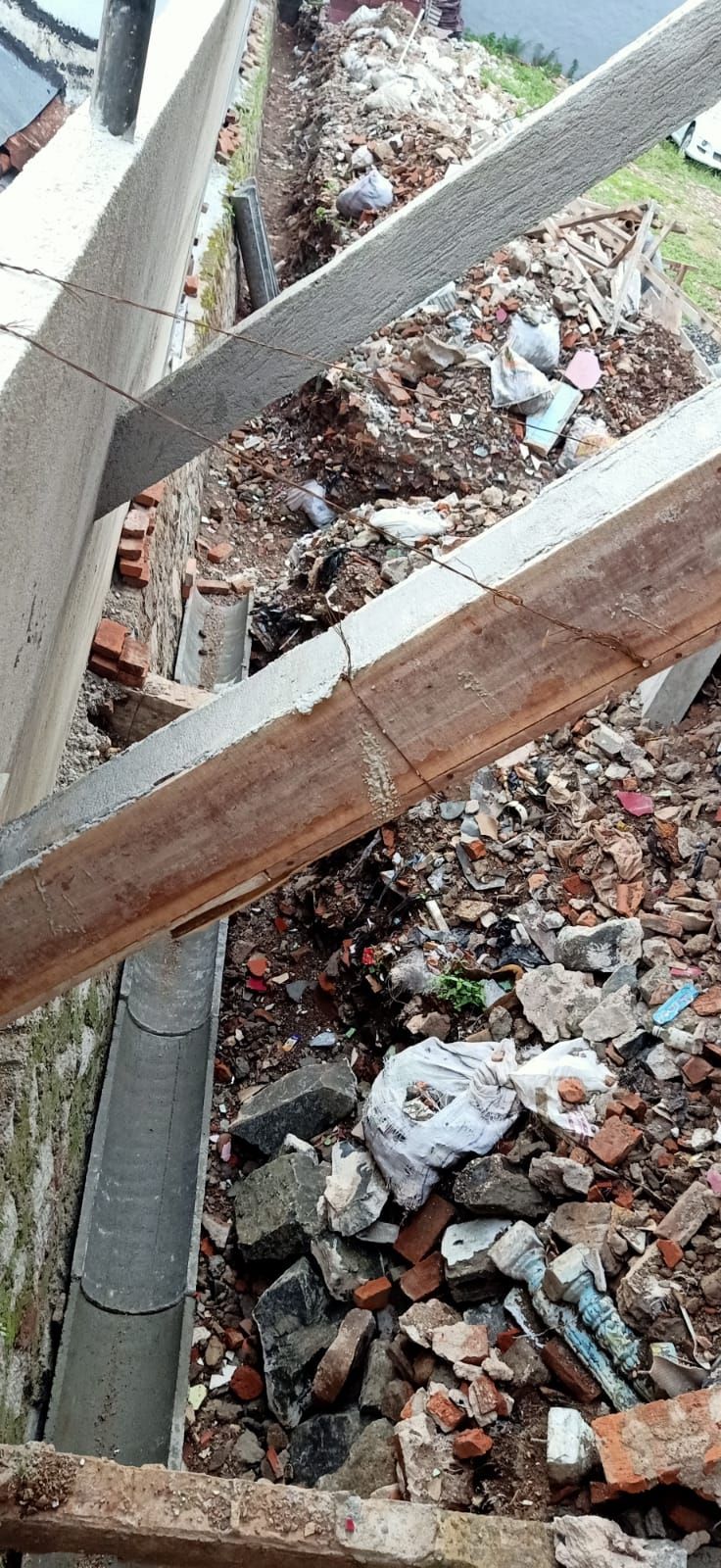Kawat berduri dan tali air di tanah uruk Abdurachman tetangga Bu Ami. (Dok Istimewa)