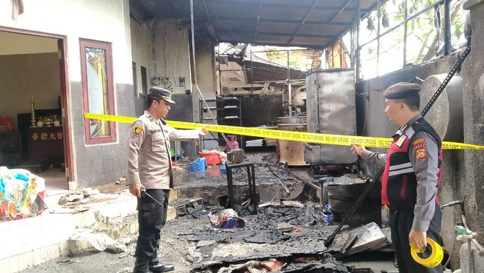 Kebakaran menimpa sebuah rumah di Jalan Pulau Moyo Perum Green Kori 3 Nomor 20, Kecamatan Denpasar Selatan, Kota Denpasar, Selasa (4/4/2023).