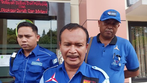 Ketua Dewan Pimpinan Cabang (DPC) Partai Demokrat Jembrana Wayan Wardana saat mendatangi Pengadilan Negeri Negara, Kabupaten Jembrana, Bali, Senin (3/4/2023).