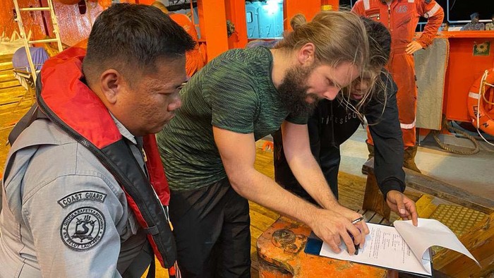 KN Belut Laut-406 Evakuasi Korban Kapal Tenggelam di Perairan Natuna KLM Buana Indah tenggelam di perairan Natuna. Seluruh ABK KLM Buana Indah berhasil diselamatkan dan dievakuasi oleh kapal KN. Belut Laut - 406.