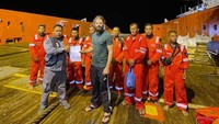 KN Belut Laut - 406 Bakamla RI berhasil mengevakuasi Anak Buah Kapal (ABK) KLM Buana Indah yang tenggelam di perairan Natuna, Selasa (4/4/2023).