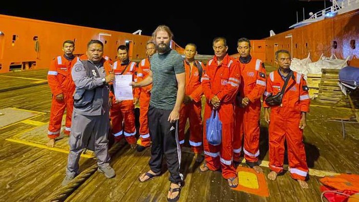 KN Belut Laut-406 Evakuasi Korban Kapal Tenggelam di Perairan Natuna KLM Buana Indah tenggelam di perairan Natuna. Seluruh ABK KLM Buana Indah berhasil diselamatkan dan dievakuasi oleh kapal KN. Belut Laut - 406.