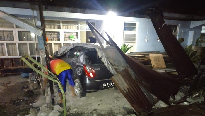Kompleks Asrama Adisutjipto ditabrak mobil, Senin (3/4/2023) pukul 23.45 WIB.