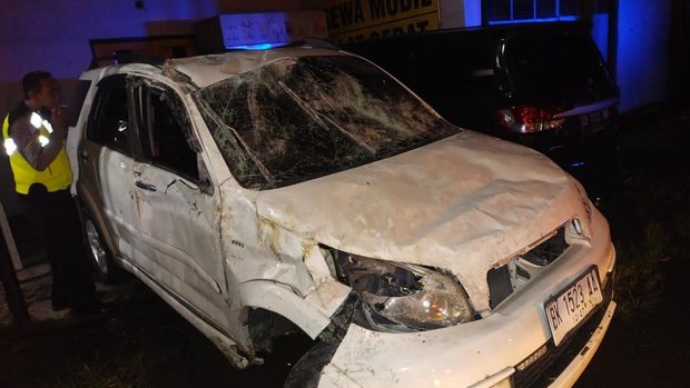 Kompleks Asrama Adisutjipto ditabrak mobil, Senin (3/4/2023) pukul 23.45 WIB.