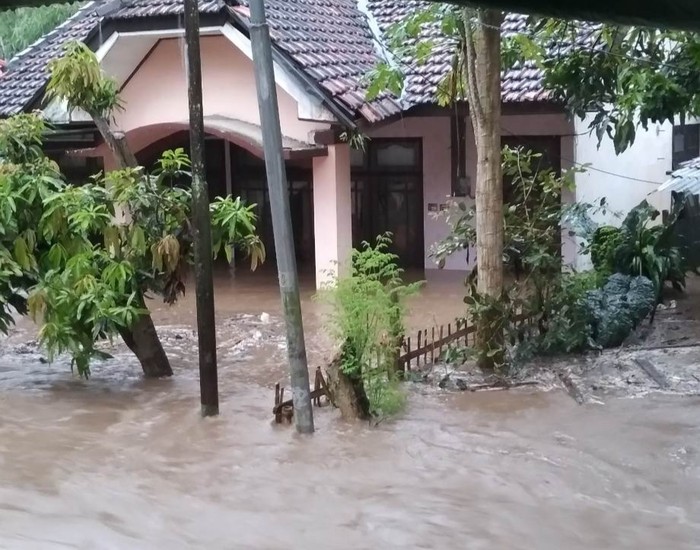 Kondisi rumah warga yang terkena banjir di Kabupaten Dompu, NTB, Selasa (4/4/2023). (Faruk Nickyrawi)