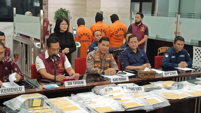 Konferensi pers Kasus Perdagangan Orang Modus Kirim Pekerja ke Timur Tengah | (Karo Penmas Divisi Humas Polri Brigjen Ahmad Ramadhan)