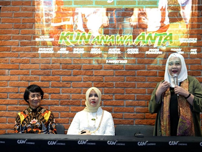 Kak Seto dan istri Sandiaga Uno usai menyaksikan film Kun Ana Wa Anta.