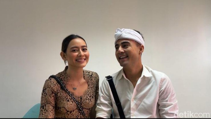 Laura Theux dan Indra Brotolaras