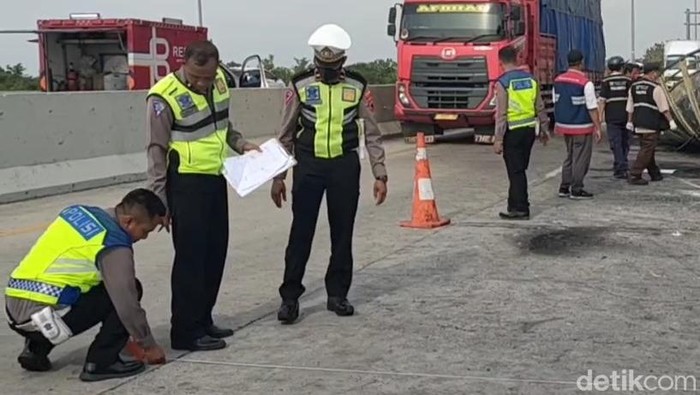 Lokasi kejadian truk mengangkut bahan kimia kecelakaan dan terbakar di Tol Pemalang, Selasa (4/4/2023).