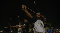 Peserta membidik sasaran saat lomba seni panahan tradisional yang digelar usai shalat tarawih di Palu, Sulawesi Tengah, Senin (3/4/2023).