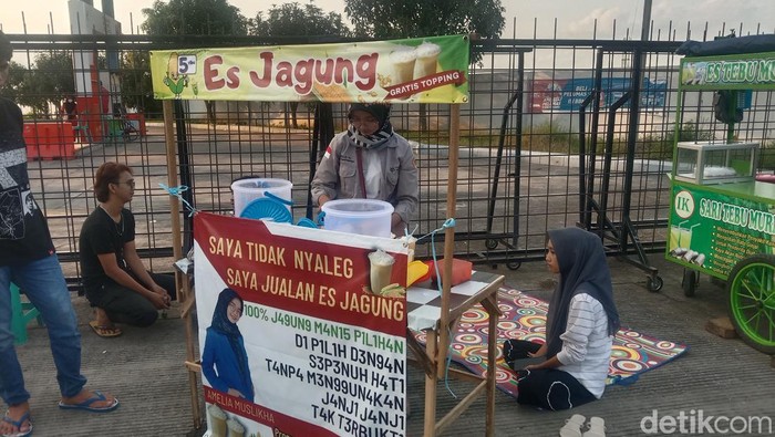 Mahasiswi jualan es jagung, spanduknya bikin bacaleg ketar-ketir.