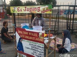 Kala Mahasiswa Jualan Es Jagung, Promosinya Bikin Bacaleg Ketar-ketir