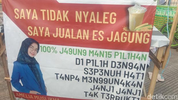 Mahasiswi jualan es jagung, spanduknya bikin bacaleg ketar-ketir.