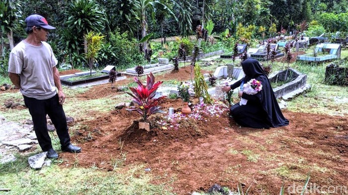 Makam Paryanto, korban pembunuhan dukun pengganda uang.