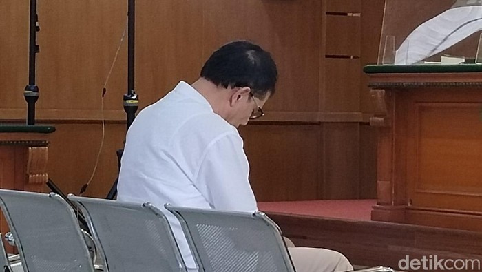 Mantan Wali Kota Cimahi Ajay M Priatna saat membacakan nota pembelaan di sidang kasus suap di PN Bandung, Selasa (4/4/2023).