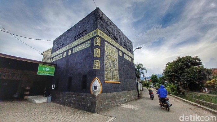 Masjid Al-Majid di Kampung Kawung Sari, Kelurahan Warga Mekar, Kecamatan Baleendah, Kabupaten Bandung.