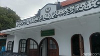 Masjid ini sarat dengan sejarah pergolakan sejak era kolonial, tergambarkan lambang Sarekat Islam yang jadi penanda masjid tersebut juga tidak terlepas dari bantuan organisasi tersebut. Foto: Weka Kanaka/detikcom