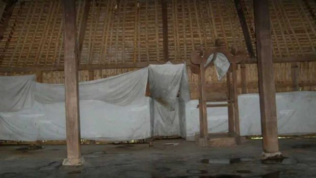 Masjid Kuno Gunung Pujut, Lombok Tengah, NTB yang terdiri dari tiang-tiang dengan makna tersendiri. (dok. Disbudpar NTB)
