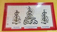 Salah satu yang khas, adanya kaligrafi dengan bergaya tulisan khas Tiongkok. Perpaduan kultur dalam kaligrafi ini tanpa mengurangi makna yang tertulis dalam tulisan. Justru jadi suatu menarik yang dapat dilihat jika berkunjung ke sini. Foto: Weka Kanaka/detikcom