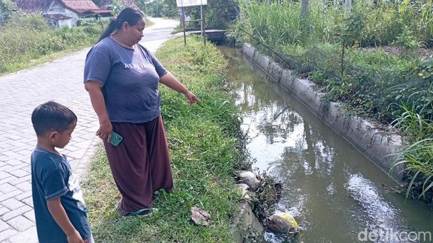Seorang saksi mata, Sri Murdiati menunjukkan lokasi penemuan bayi.