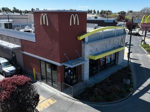 Siap-siap, McDonalds Kirim Sinyal Mau PHK Pegawainya