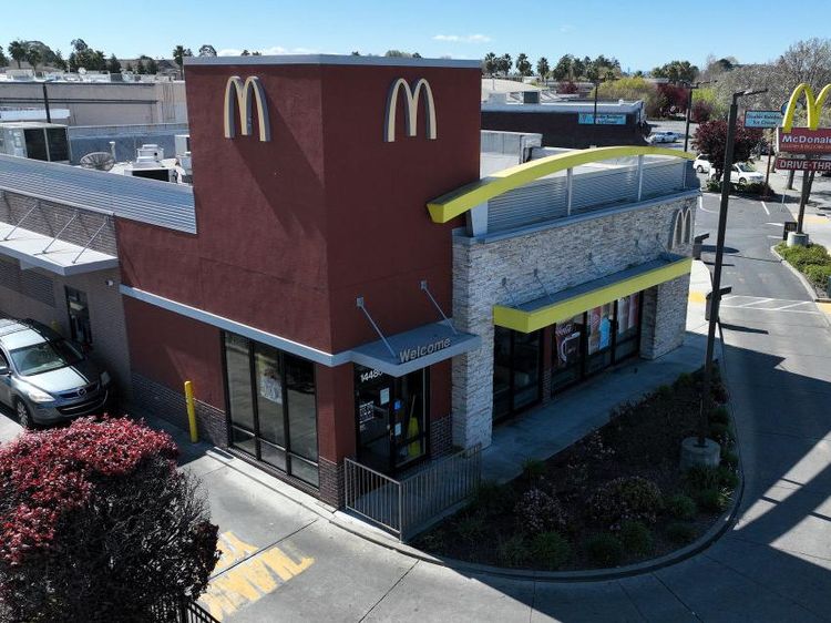 Siap-siap, McDonalds Kirim Sinyal Mau PHK Pegawainya