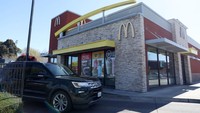 Tidak hanya itu, McDonalds juga meminta para karyawannya untuk membatalkan semua pertemuan langsung dengan vendor dan pihak luar lainnya di kantor pusatnya.