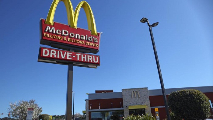 McDonald's Corp tengah mempersiapkan rencana PHK terhadap para karyawannya. Namun, belum diketahui berapa karyawan yang akan terdampak PHK Tersebut.