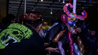 Dengan mengusung kearifan lokal, OMPLR sebagai band sangat concern dengan kegiatan artistik seperti membuat topeng daur ulang dan melakukan eksperimen musik tradisional.