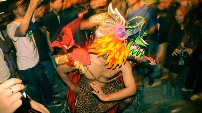 Melihat Aksi Unik Band Dangdut OMPLR