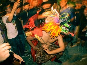 Melihat Aksi Unik Band Dangdut OMPLR