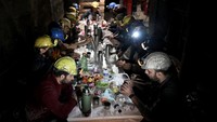 Mereka terpaksa sahur dan berbuka puasa bersama di dalam perut bumi dan tidak bersama keluarga.