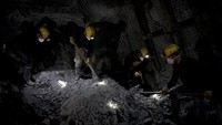 Bulan Ramadan tidak menyurutkan semangat para penambang untuk tetap puasa dan bekerja.