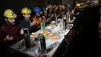 Sekitar 500 pekerja tambang berbuka puasa di dalam lokasi tambang.