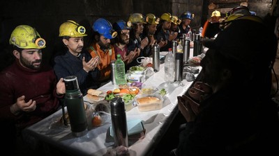 Melihat Puasanya Pekerja Tambang, Buka dan Sahur di Dalam Perut Bumi