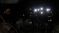 Para penambang yang bekerja ratusan meter di bawah tanah masih memenuhi dan melaksanakan ibadah puasa di bulan suci Ramadan meskipun mereka profesi yang sulit.