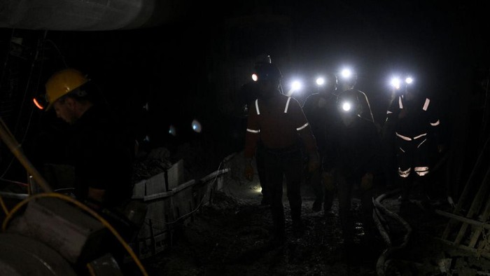 Melihat Puasanya Pekerja Tambang, Buka dan Sahur di Dalam Perut Bumi MANISA, TURKIYE - MARCH 27: Miners pray before iftar (breaking the fast) time at mine site, one of Turkiye's major lignite coal production centers, during the holy month of Ramadan in Soma district of Manisa, Turkiye on March 25, 2023. About 500 miners in the mining company returned to the mine site on after participating in search and rescue operation following 7.7 and 7.6 magnitude earthquakes hit multiple provinces of Turkiye occurred on Feb. 06. The miners, who work hundreds of meters below the site according to their shifts, also fulfill the requirements of the holy month of Ramadan despite their difficult professions. According to their working hours, they spend their iftar and sahur (pre-dawn) together. (Photo by Mahmut Serdar Alakus/Anadolu Agency via Getty Images)