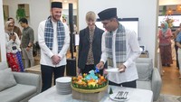Pirmin Riegger selaku Managing Director, Bosch di Indonesia (kiri), H.E. Ina Lepel selaku Duta Besar Jerman untuk Indonesia (tengah), dan Vijay Ratnaparkhe selaku Regional President, Bosch for Southeast Asia (kanan) dalam sesi peresmian kantor baru Bosch Indonesia di Jakarta (04/04). Bosch, perusahaan penyedia layanan dan teknologi global terkemuka resmi menempati kantor terbarunya di Arkadia Green Park Office, Jakarta Selatan. 