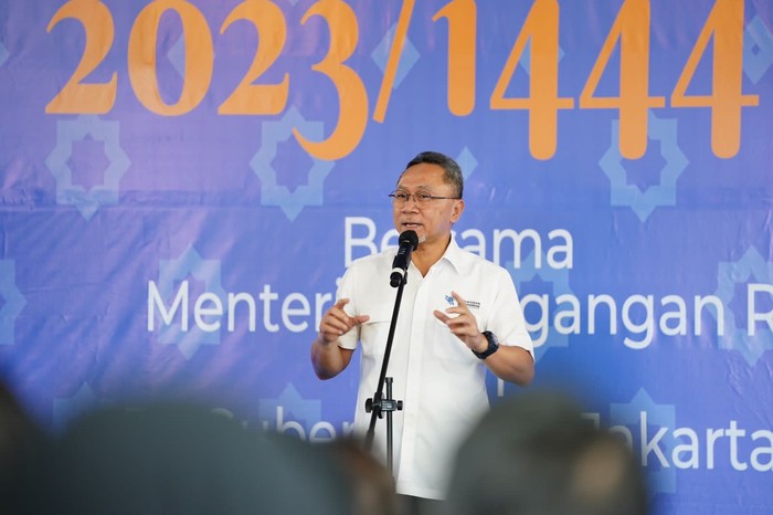 Menteri Perdagangan (Mendag) Zulkifli Hasan meninjau pelaksanaan bazar Ramadan di Kantor Kecamatan Kebayoran Baru dan Kalibata City, Jakarta Selatan pada Selasa (4/4/2023).