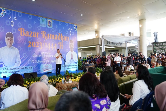Menteri Perdagangan (Mendag) Zulkifli Hasan meninjau pelaksanaan bazar Ramadan di Kantor Kecamatan Kebayoran Baru dan Kalibata City, Jakarta Selatan pada Selasa (4/4/2023).
