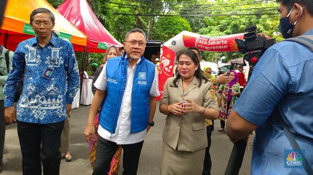 Menteri Perdagangan Zulkifli Hasan membuka pasar murah/bazar Ramadan di Kantor Kecamatan Kebayoran Baru, Jakarta Selatan. (CNBC Indonesia/Martyasari Rizky)