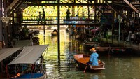 Salah satu daya tarik Thailand bagi wisatawan adalan floating market atau pasar terapung. Karena di negeri Gajah Putih terkenal dari dulu akan perniagaan yang menggunakan perahu dan kanal sebagai tempatnya.