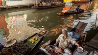 Damnoen Saduak Floating Market ini merupakan pasar apung yang telah menjadi tujuan wisata sejak tahun 1971. Pasar ini menjadi pasar apung pertama dan terpopuler di Thailand yang telah ada lebih dari 100 tahun sebelum menjadi objek wisata pada tahun 71 tersebut.