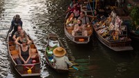 Maka dari itu tak heran jika pemerintahnya menjadikan floating market sebagai salah satu wisata unggulan di Thailand. Salah satunya adalah Damnoen Saduak Floating Market.