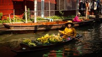 Pasar Apung Damnoen Saduak ini terletak di Damnoen Saduak, Ratchaburi 70130, Thailand. Untuk menuju ke objek wisata ini kalian bisa menggunakan bus dari Bangkok dan membutuhkan waktu sekitar 2 jam perjalanan dengan jarak kurang lebih 100 km.
