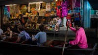 Barang dagangan yang dijual di pasar ini pun beragam mulai dari buah dan sayuran, pernak-pernik khas Thailand, aneka bunga, makanan jadi hingga pakaian.