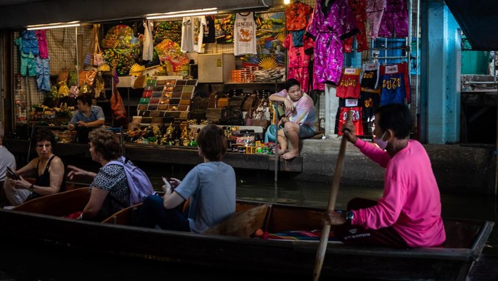 Vendors on sampans in a canal at a floating market in Damnoen Saduak, Thailand, on Monday, April 3, 2023. Thailand is scheduled to release consumer price index (CPI) on April 5. Photographer: Eduardo Leal/Bloomberg via Getty Images
