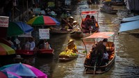 Pedagang mengayuh sampan di pasar apung Damnoen Saduak, Thailand, Senin (3/4/2023).