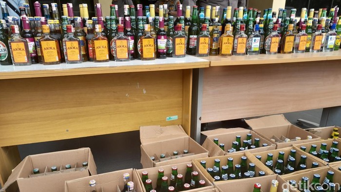Minuman keras yang disita polisi. (Foto: Hery Supandi)